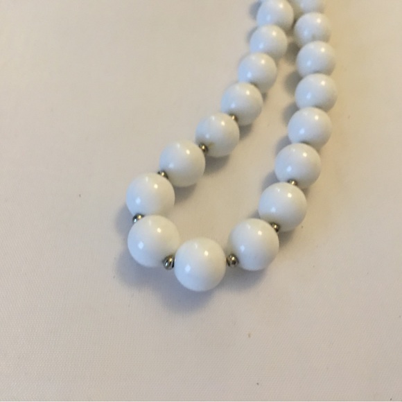 Vintage white bead necklace - Picture 3 of 6